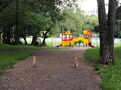 «Ну не любит наш народ заборы»: в екатеринбургском парке Зеленая роща снесли ограждение