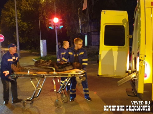 Сотрясение и ушибы: в Екатеринбурге водитель Mercedes сбил темнокожего мужчину