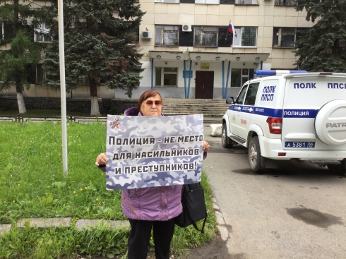 С автоматами окружили пенсионерку: в Екатеринбурге полицейские попытались задержать активистку «Левого фронта»
