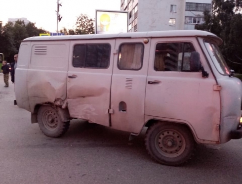 Байкер сильно пострадал: в Екатеринбурге мотоцикл влетел в УАЗ