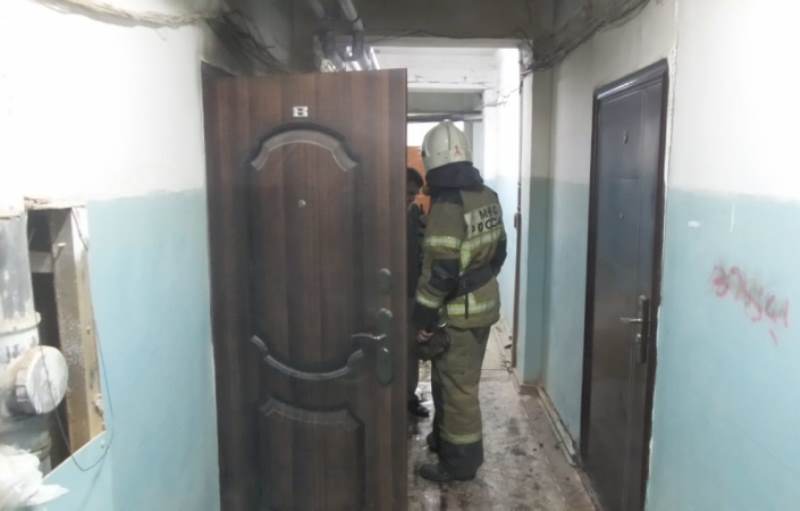В Екатеринбурге загорелась квартира в трехэтажном доме