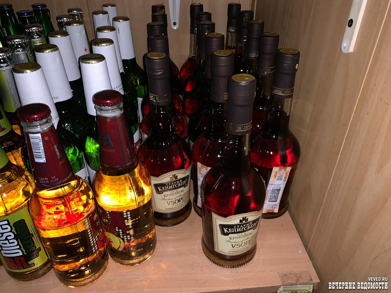 Полиция изъяла из ларька в Екатеринбурге около 500 бутылок со спиртным 