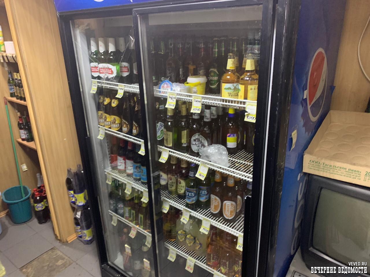 Полиция изъяла из ларька в Екатеринбурге около 500 бутылок со спиртным 