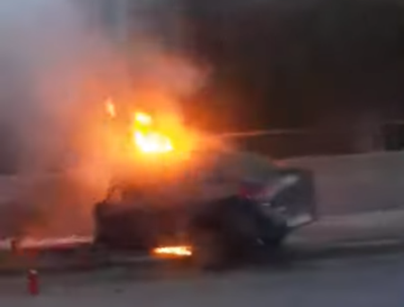 В Екатеринбурге легковушка врезалась в столб и загорелась. Есть пострадавшие