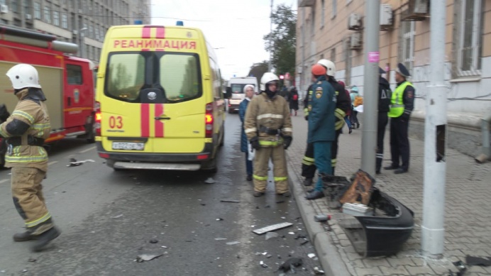 В центре Екатеринбурга произошло крупное ДТП. Есть пострадавшие