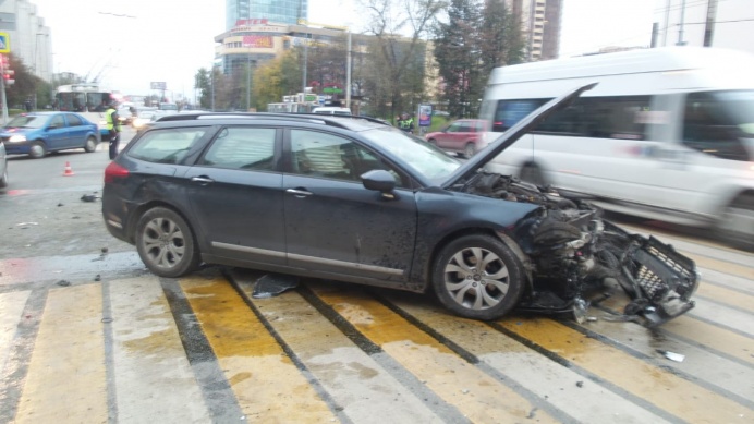 В центре Екатеринбурга произошло крупное ДТП. Есть пострадавшие