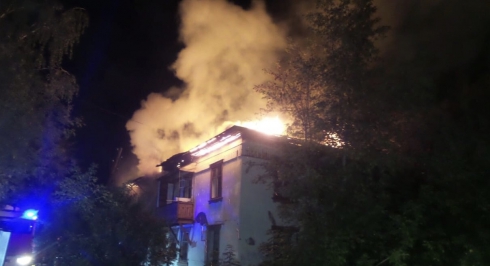 Вторую ночь подряд в Екатеринбурге горел аварийный дом 