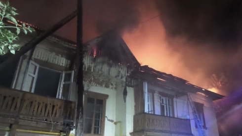 Вторую ночь подряд в Екатеринбурге горел аварийный дом 