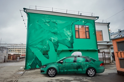 На дорогах Екатеринбурга появились такси, расписанные уличными художниками
