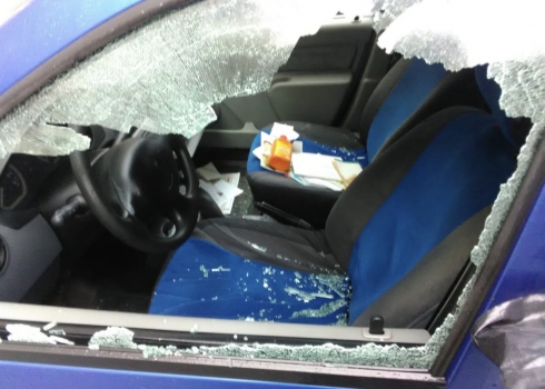 В Екатеринбурге воры разбили стёкла у припаркованных машин и украли все ценные вещи