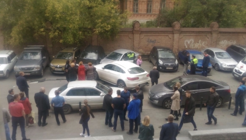В Екатеринбурге водитель Mercedes протаранил три автомобиля и попытался скрыться с места ДТП