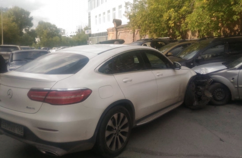 В Екатеринбурге водитель Mercedes протаранил три автомобиля и попытался скрыться с места ДТП