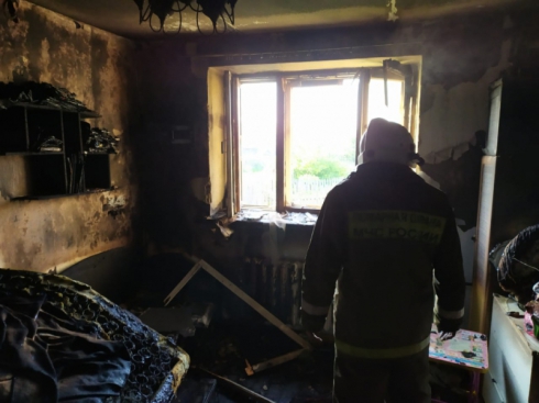 Погибли две девочки, их мама в больнице: в Свердловской области загорелась квартира