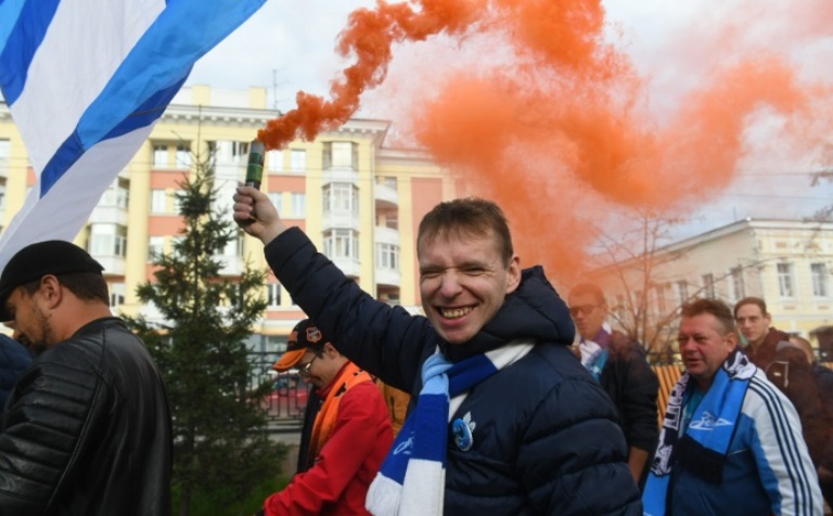 Перед матчем «Урал» - «Зенит» болельщики устроили шествие в центре Екатеринбурга