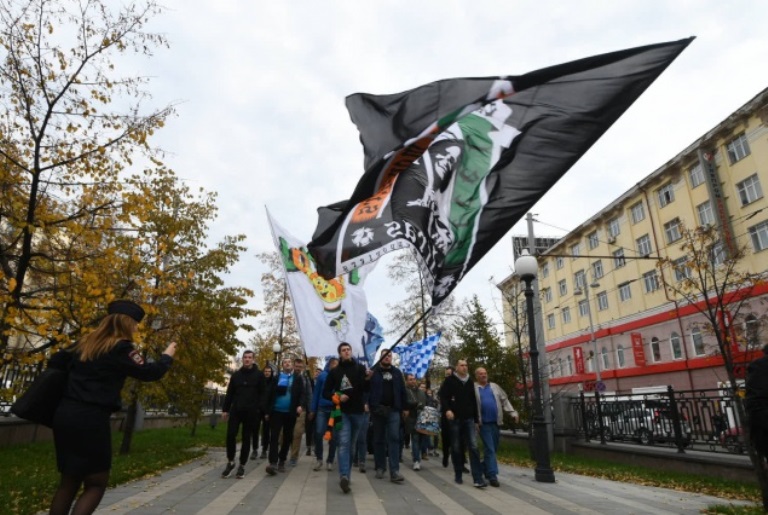Перед матчем «Урал» - «Зенит» болельщики устроили шествие в центре Екатеринбурга