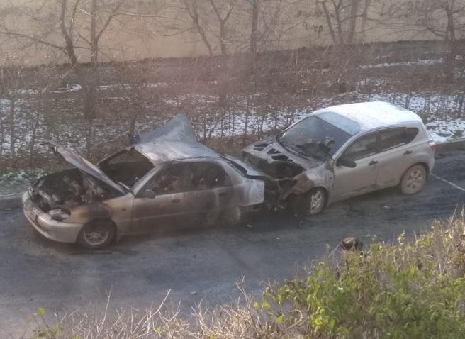 Ночью на Уктусе огонь уничтожил два автомобиля