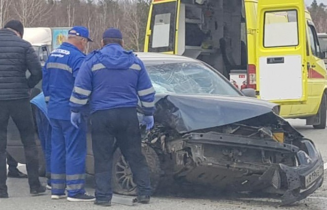 На Серовском тракте в результате аварии девушку зажало в машине