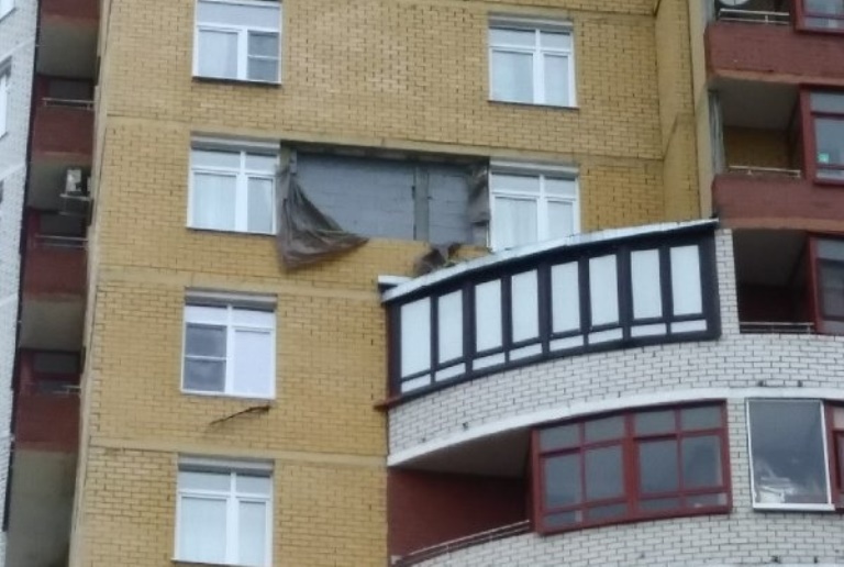 В Пионерском районе Екатеринбурга обрушилась часть стены многоэтажки