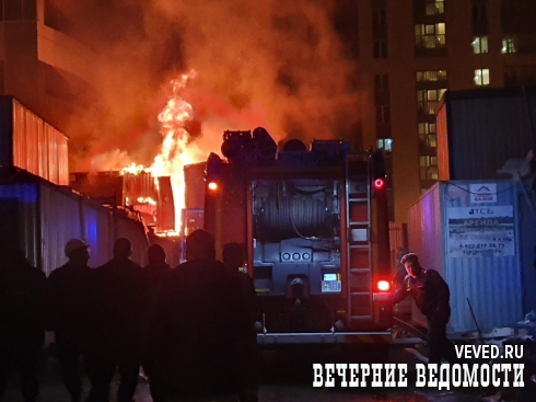 В центре Екатеринбурга рядом с жилыми домами горели строительные вагончики