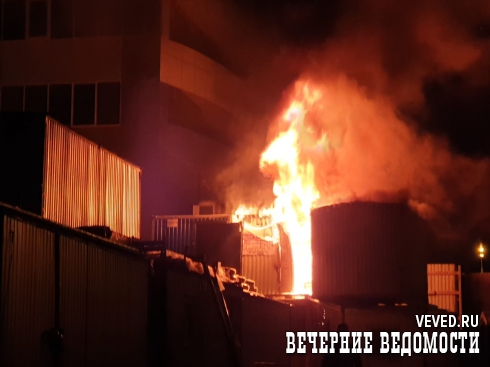 В центре Екатеринбурга рядом с жилыми домами горели строительные вагончики