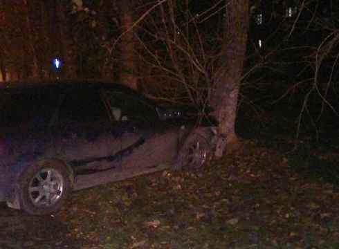 В Екатеринбурге Subaru наехал на Kia, сбил пешехода и врезался в дерево