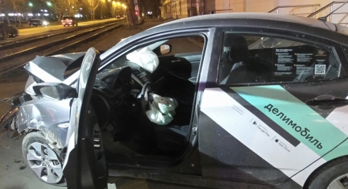 Кровь на подушках безопасности: в Екатеринбурге автомобиль влетел в столб
