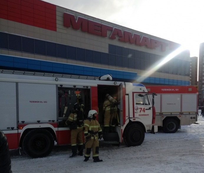 В Екатеринбурге из торгового центра эвакуировали 320 человек из-за пожара