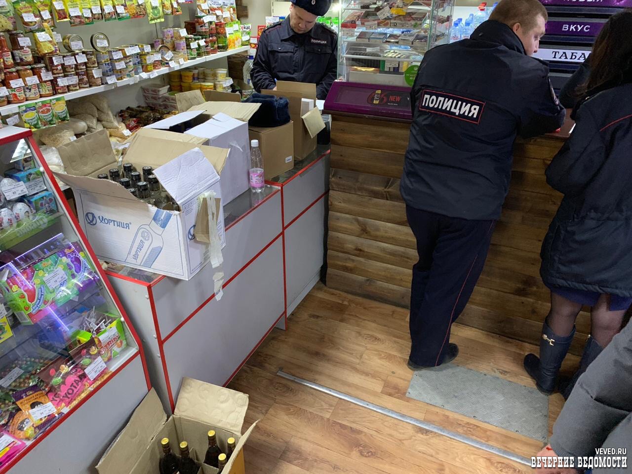 В Первоуральске из круглосуточного магазина полицейские изъяли водку с коньяком