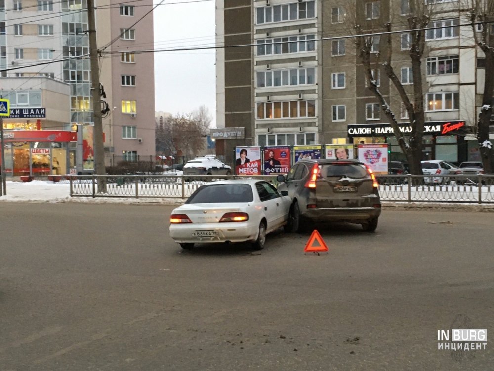 Е1 екатеринбург новости происшествия сегодня. Перекресток Саввы белых Белинского. Екатеринбург ул Белинского и Саввы белых. ДТП Малышева Белинского Екатеринбург. Перекресток на Белинского Екатеринбург.