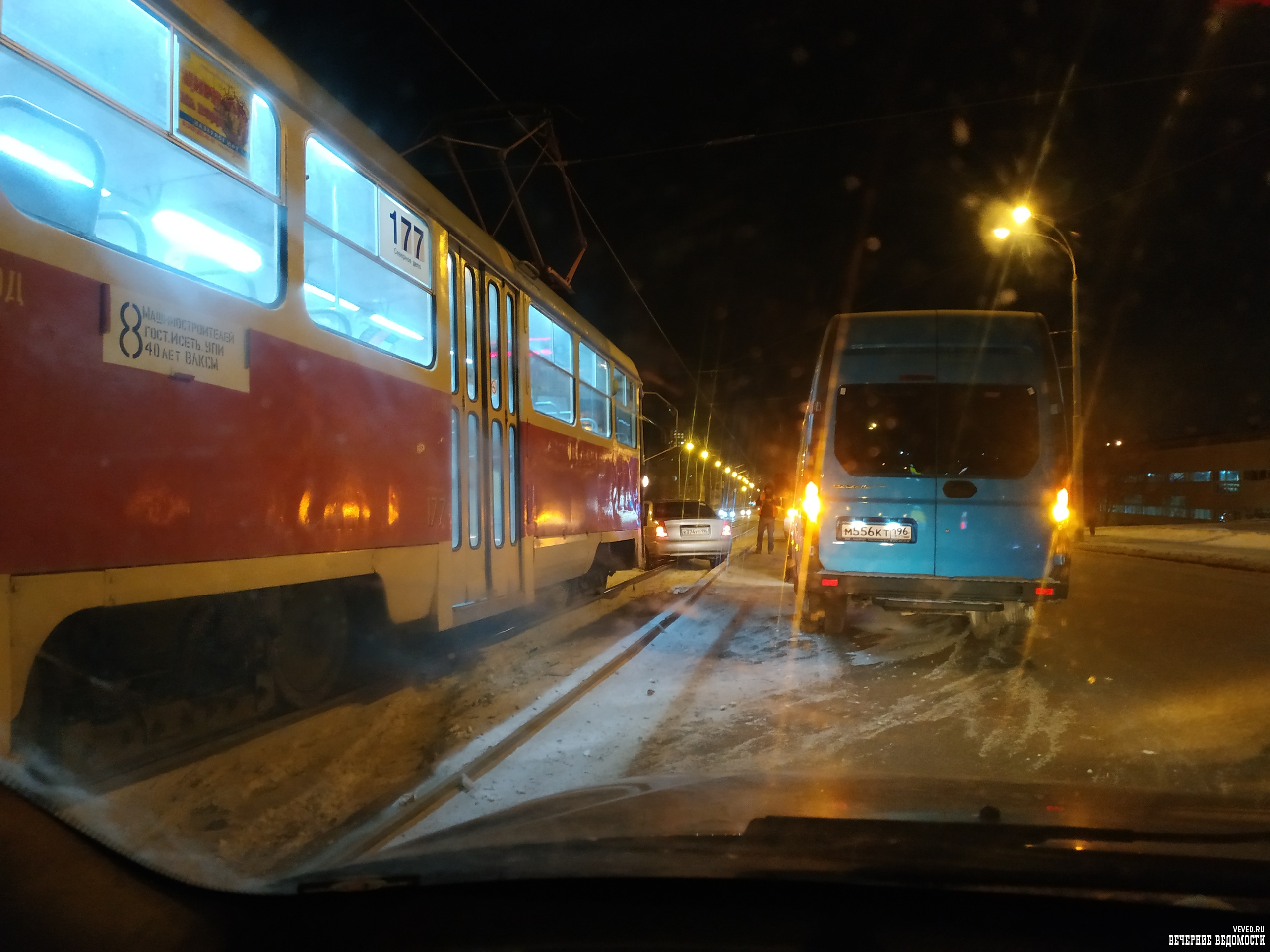 Легковушка заблокировала движение трамваев на Уралмаше