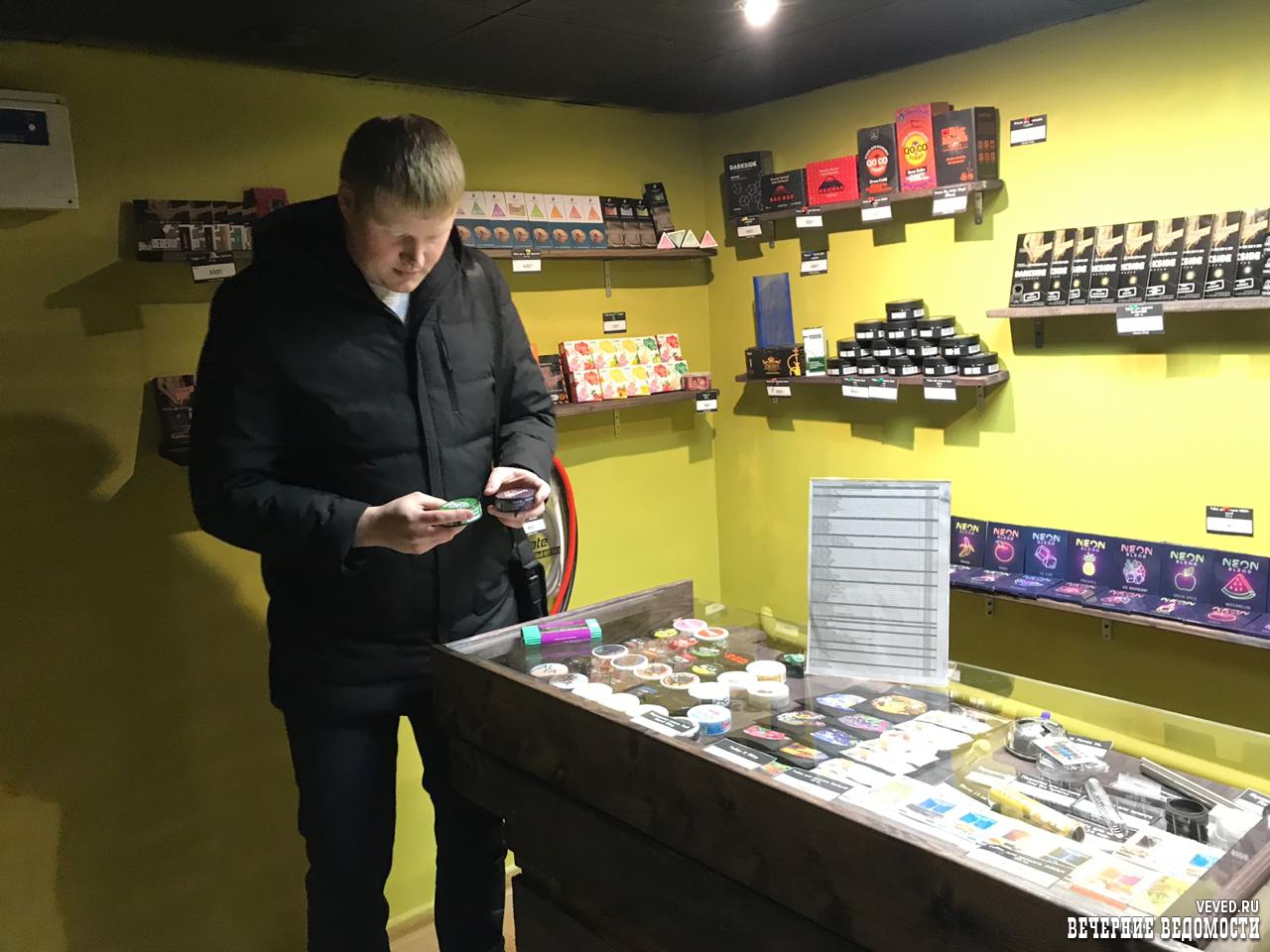 Полицейские проверили точки продаж снюса в Екатеринбурга – приобрести его могут даже школьники 