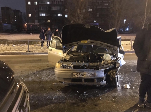 В Екатеринбурге ВАЗ на встречке влетел в Toyota Land Cruiser. Есть пострадавший