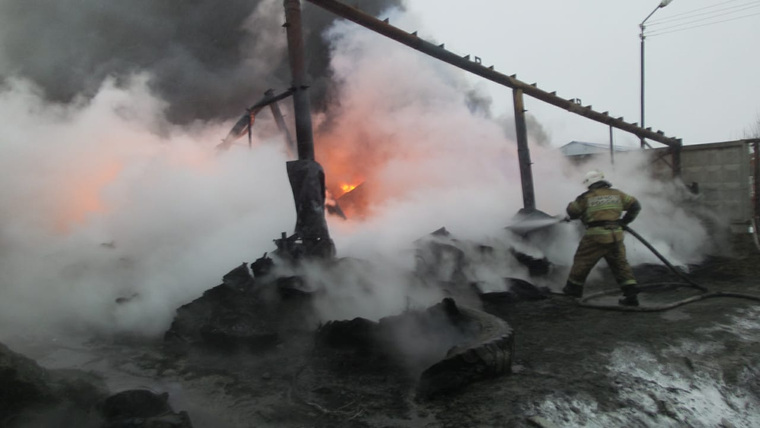 Крупный пожар под Екатеринбургом. Горит склад с покрышками
