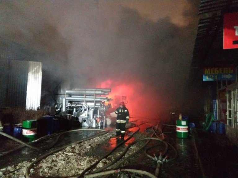 Ночью на Верх-Исетском рынке в Екатеринбурге сгорел склад стройматериалов