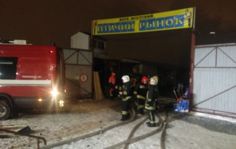 Ночью на Верх-Исетском рынке в Екатеринбурге сгорел склад стройматериалов