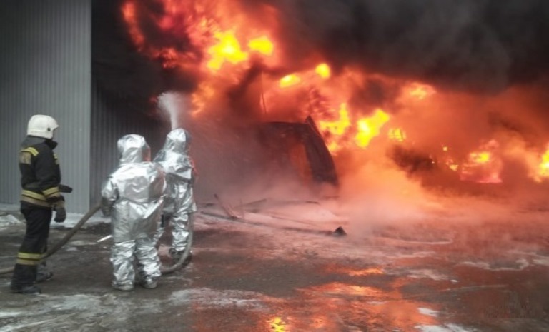 В Екатеринбурге крупный пожар на Уральском лакокрасочном заводе