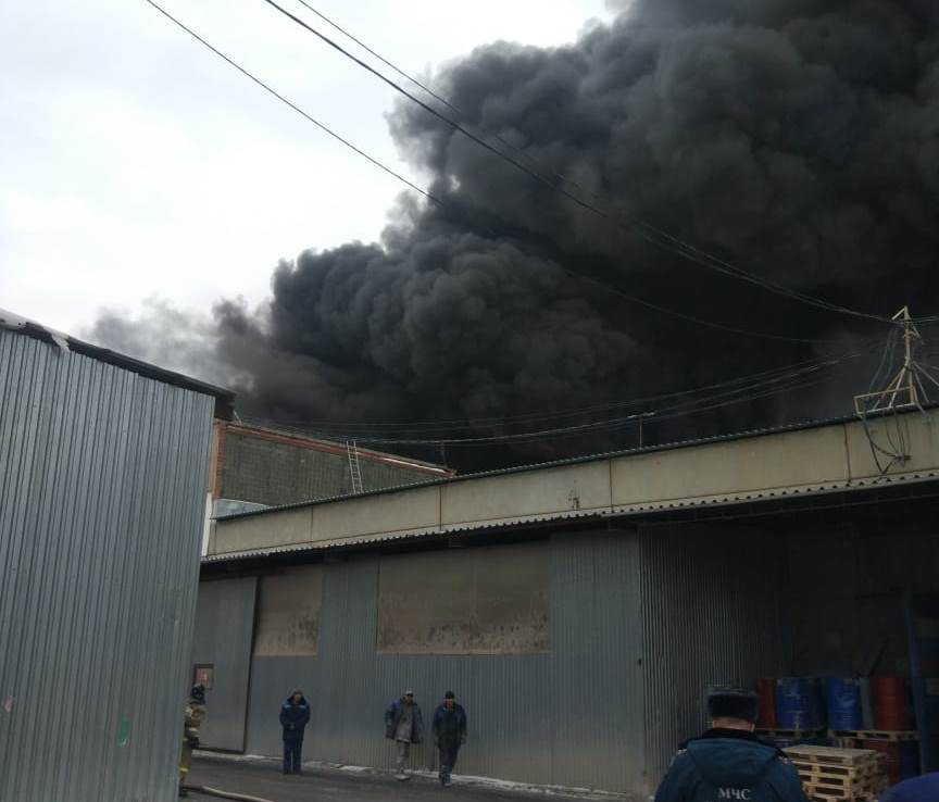 Что случилось в екб. Пожар Екатеринбург склады Эльмаш. Пожар Екатеринбург сейчас е1. Пожар на Эльмаше сейчас.