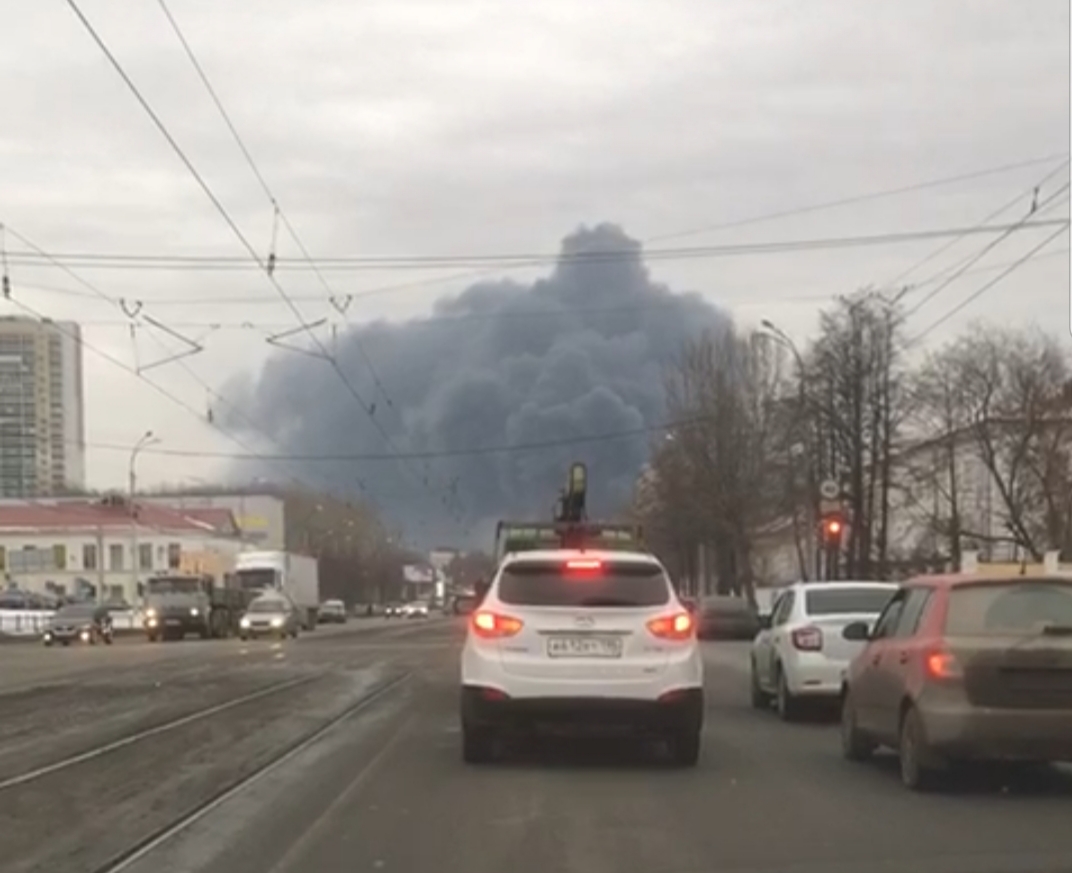 В Екатеринбурге крупный пожар на Уральском лакокрасочном заводе
