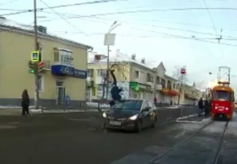 В Екатеринбурге таксист на Hyundai сбил пешехода, перебегающего дорогу на «красный»
