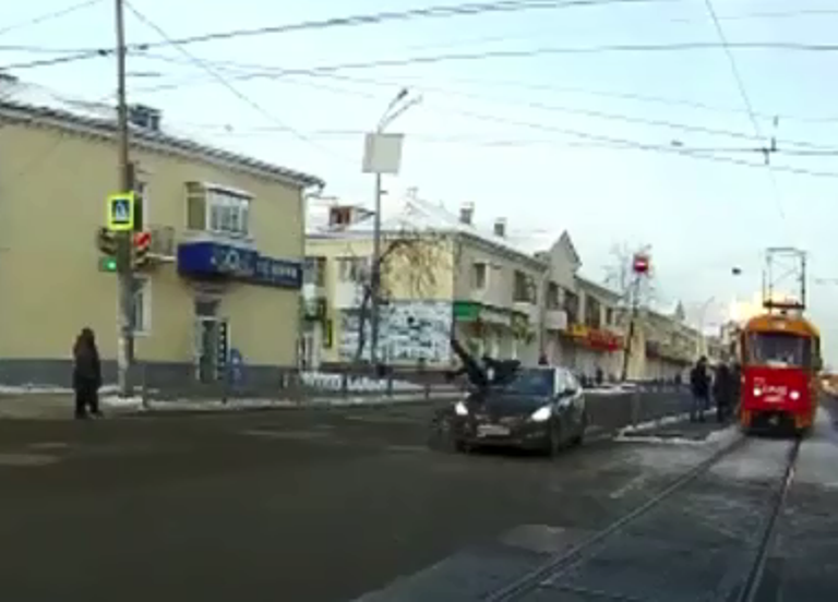 В Екатеринбурге таксист на Hyundai сбил пешехода, перебегающего дорогу на «красный»
