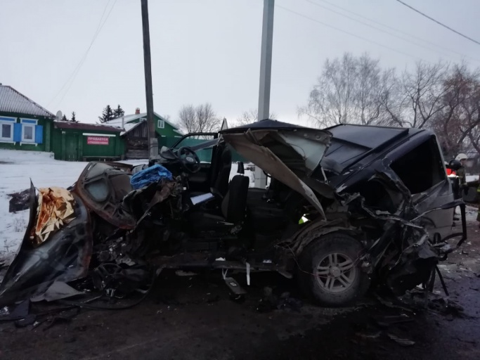 Жуткое ДТП в Свердловской области:16-тонная гусеница от крана раздавила «УАЗ-Патриот» и ВАЗ-2108. Один человек погиб