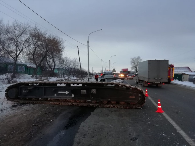 Жуткое ДТП в Свердловской области:16-тонная гусеница от крана раздавила «УАЗ-Патриот» и ВАЗ-2108. Один человек погиб