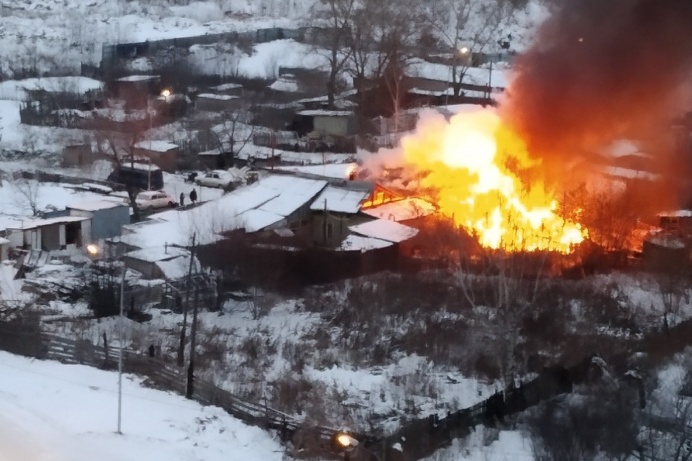 В частном секторе Екатеринбурга горит дом