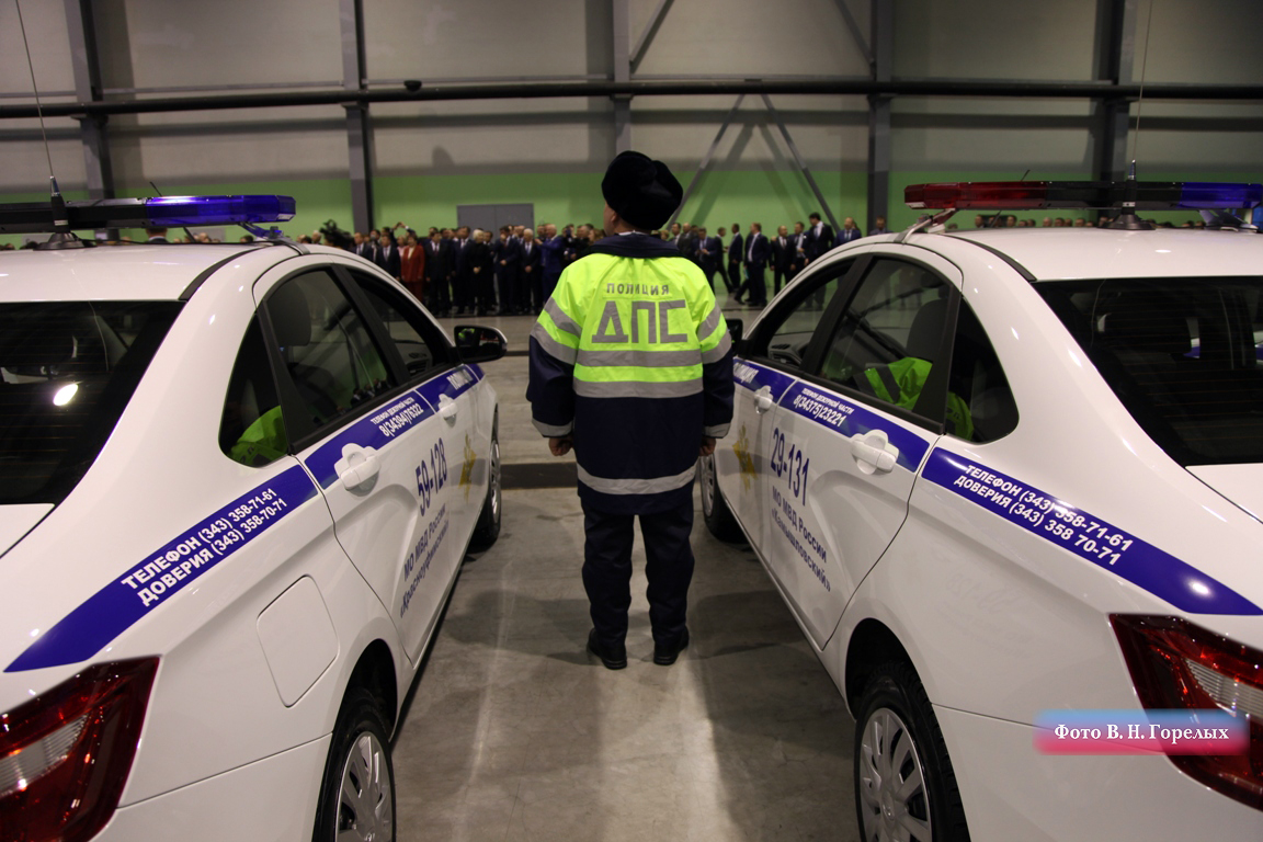 Свердловским полицейским вручили 57 новых автомобилей Лада Веста