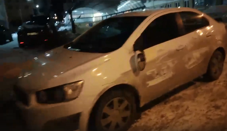 В Екатеринбурге автобус протаранил припаркованные автомобили