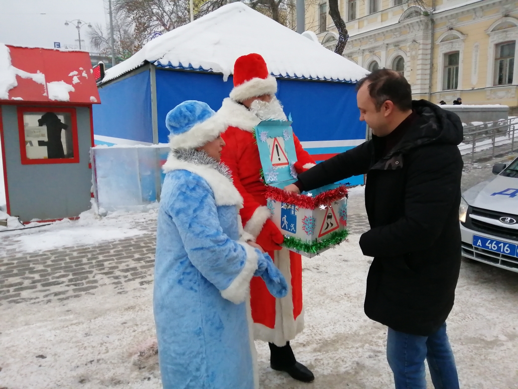 Сотрудники ГИБДД в Екатеринбурге поздравили автомобилистов с Новым годом 