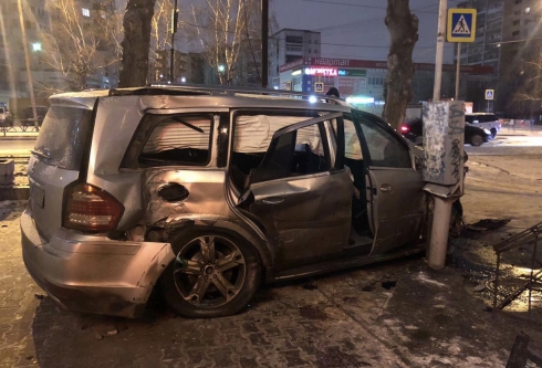 В Екатеринбурге столкнулись Mercedes и Range Rover. Есть пострадавший