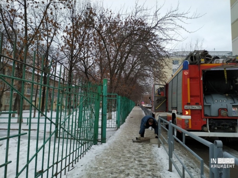 В школе Екатеринбурга произошёл пожар, эвакуировано более 300 человек