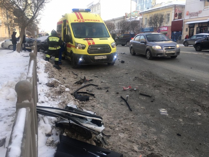 В центре Екатеринбурга произошло массовое ДТП