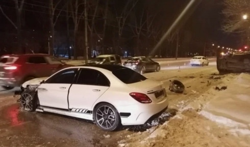 На улице Титова в Екатеринбурге иномарка от столкновения перевернулась на бок